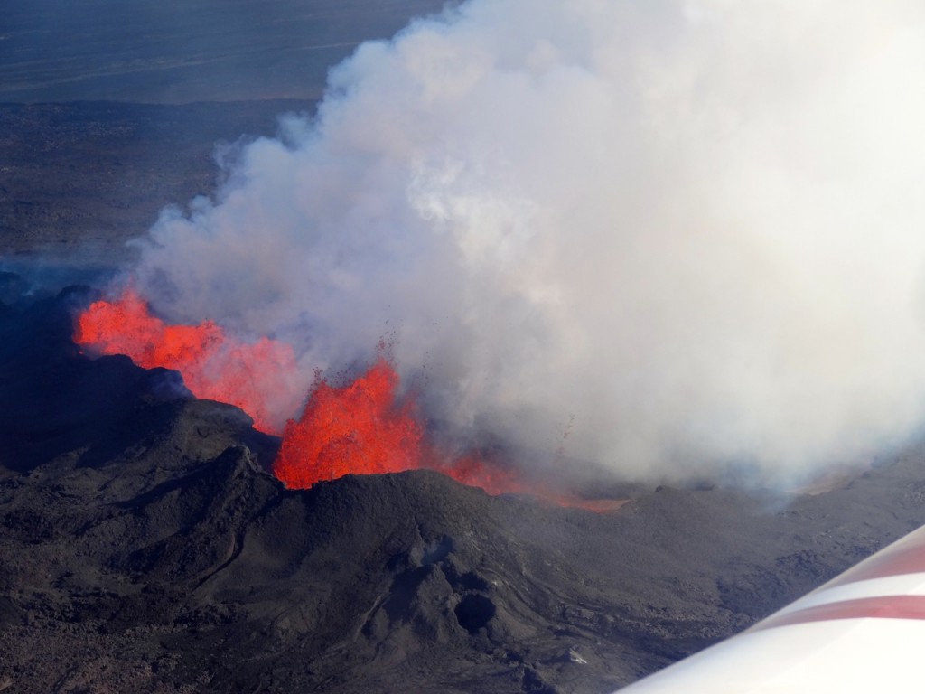 Ein Rundflug ermöglich atemberaubende Blicke auf die brodelnde Lava. 16.09-2014