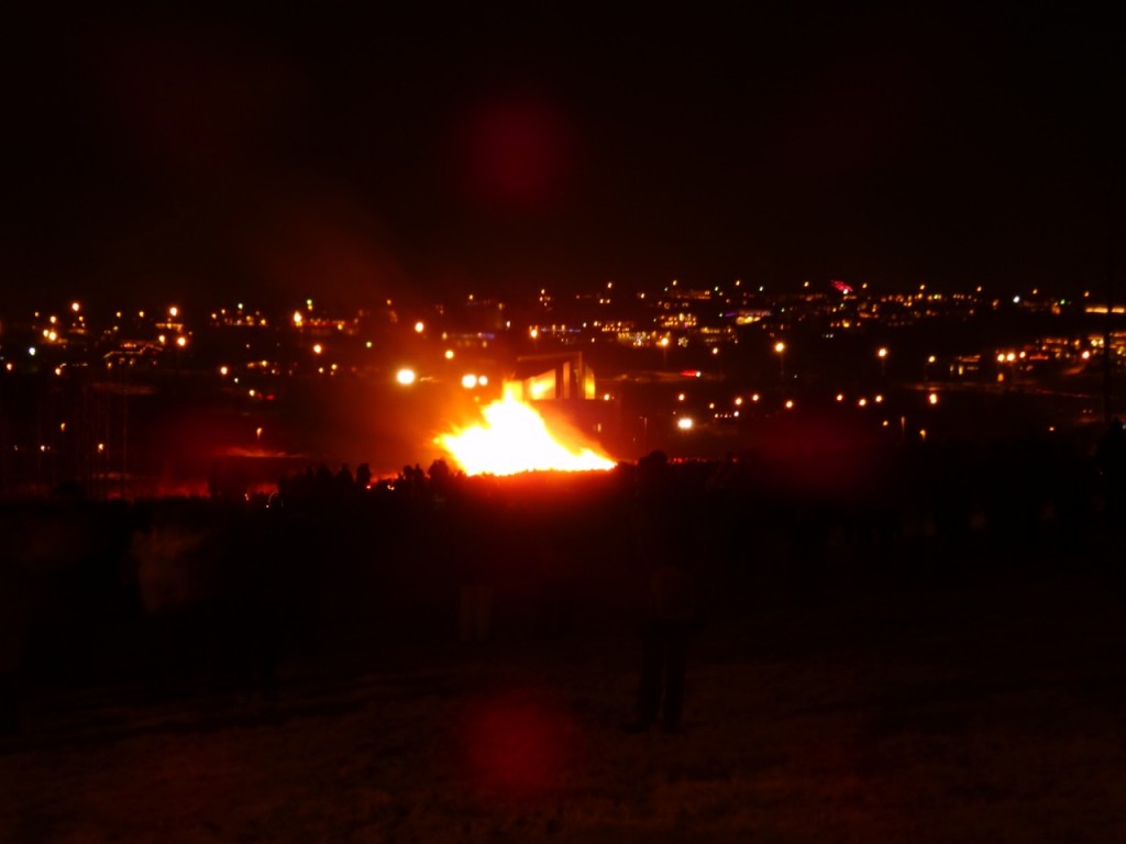 Brenna, ein traditionelles Altjahrsfeuer, hier in Kopavogur. 31.12.2014 