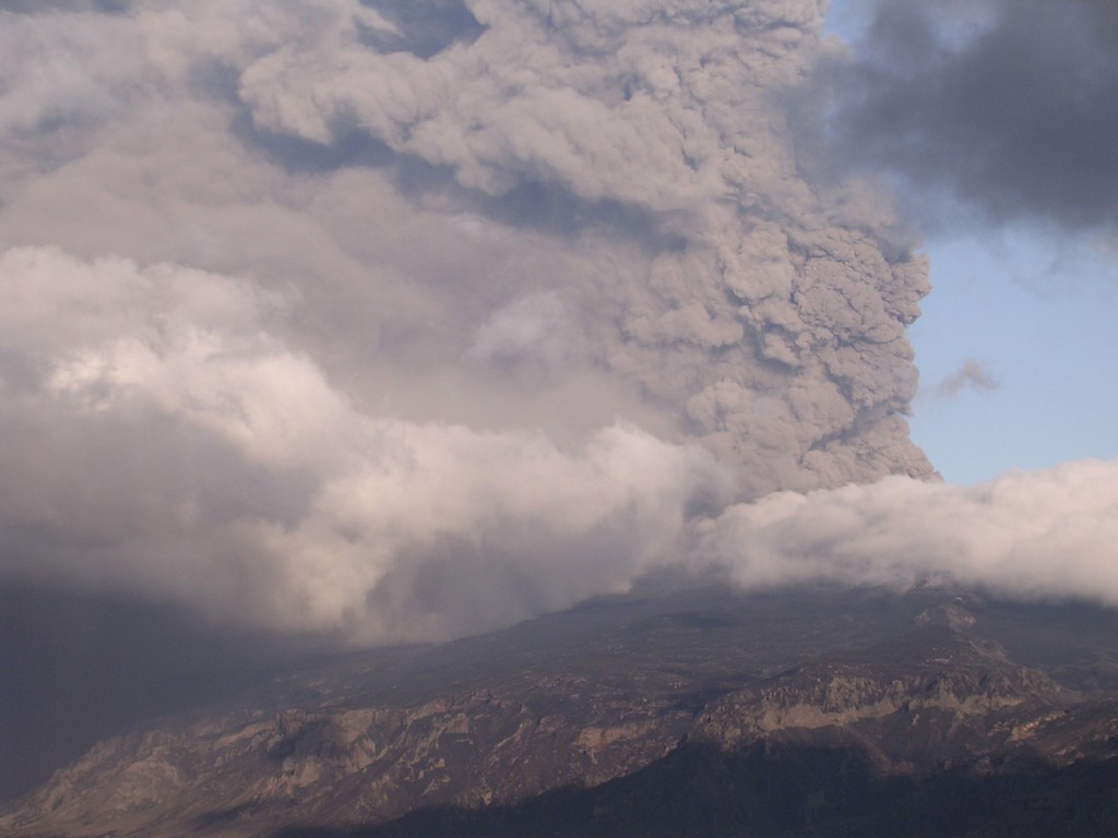 Am 14. April 2010 explodiert der Hauptkrater des Eyjafjallajökull.Millionen von Reisenden sitzen wegen der Aschewolke fest. Eggert Ende April 2010.