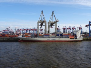 Die vielen Krane bringen Container um Conainer an Bord. 13.05.2015