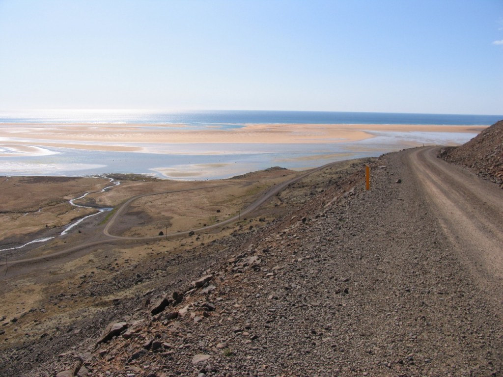 Plötzlich wird auf der Strasse 614 der Blick auf den Raudasandur frei. 19.05.2012