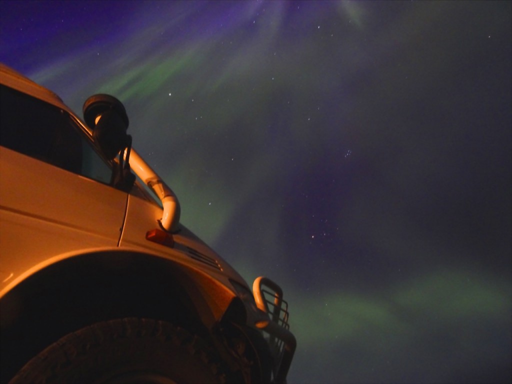 Der neue Bus von Best of Island unter Nordlichtern im Borgarfjördur. 09.09.2015