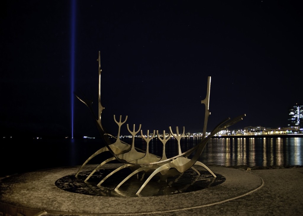 Der Lichtstrahl des Imagine Peace Towers auf der Insel Videy. Im Vordergrund die Skulptur Solfarid. Bild Birgit Kolb 2013