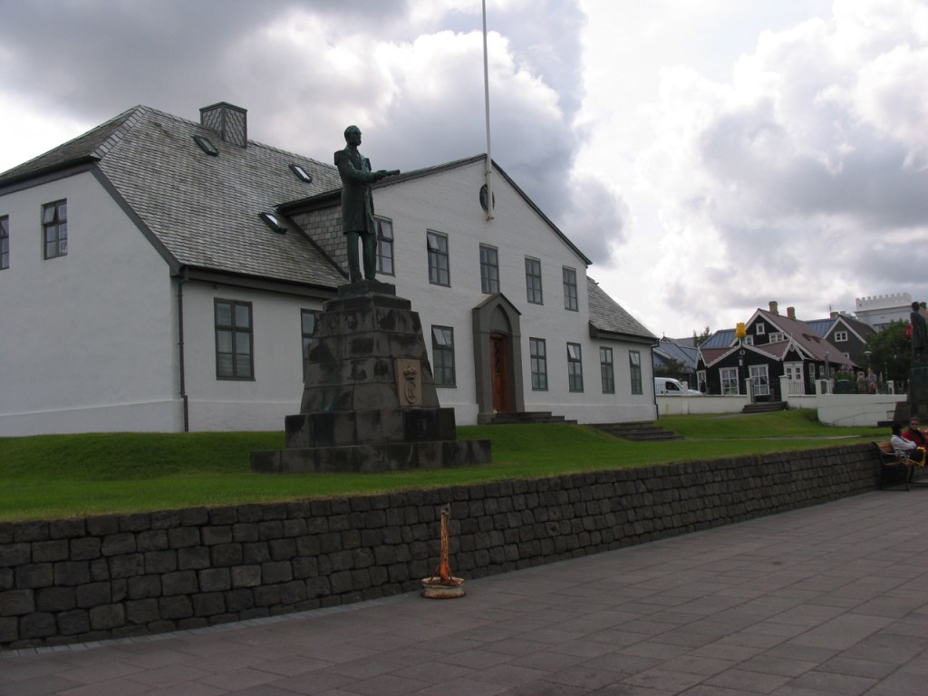 Das ehrwürdige Gebäude mit den Büros der Minister im Herzen von Reykjavik. 12.07.2004
