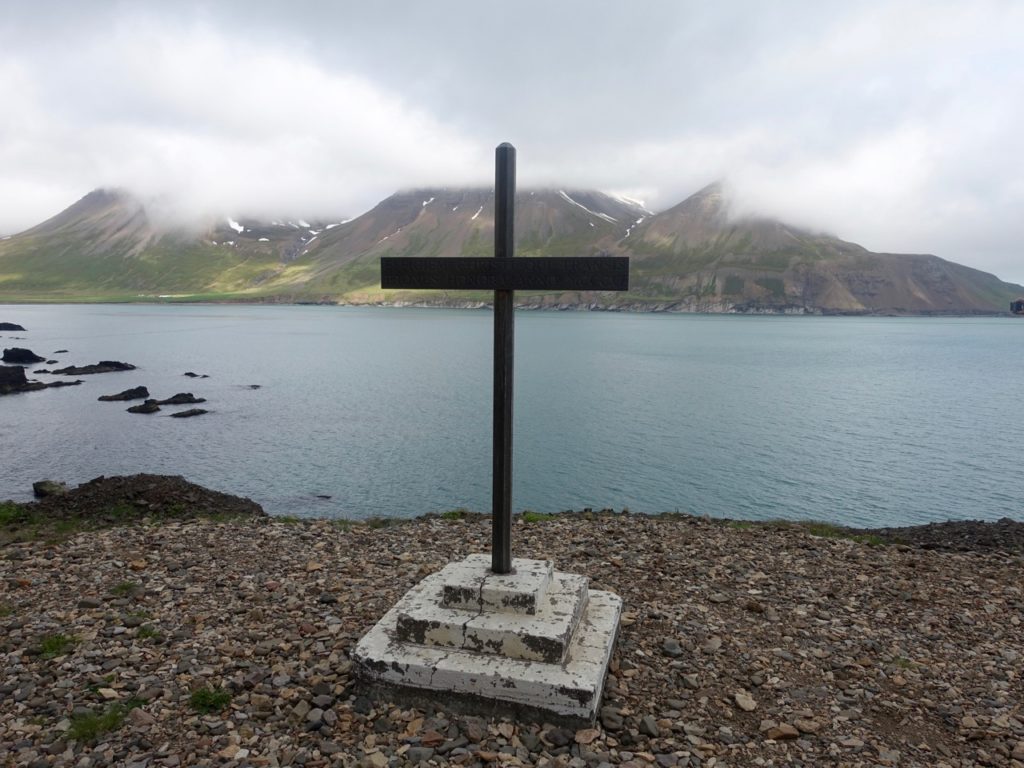 Das Kreuz auf dem Weg zum Borgarfjördur Eystri schützt vor dem Ungeheuer Naddi. 06.06.2016