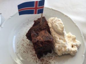 Dessert Chocolate Temptation mit Flagge im Hotel Northern Light Inn vor dem Spiel Island - England. 27.06.2016